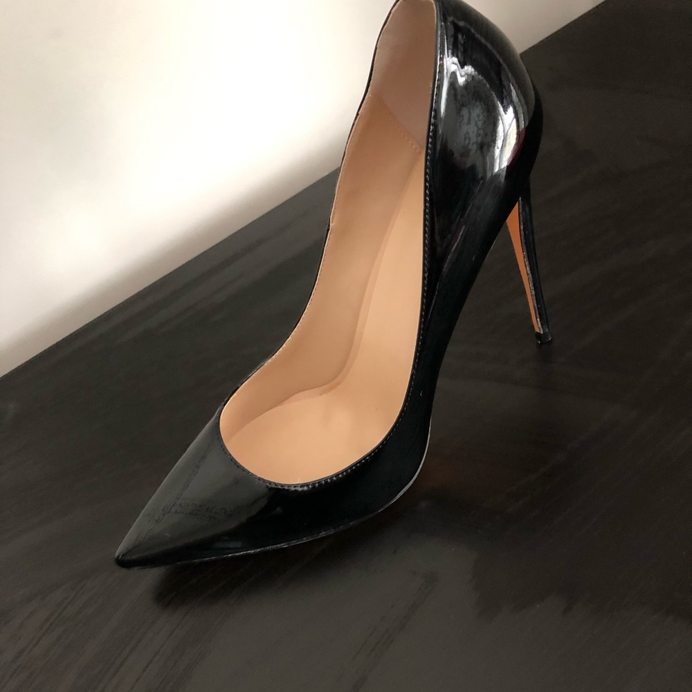 3.5-4 inch stiletto heel, runs narrow, never worn